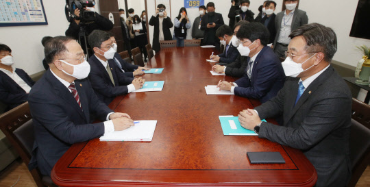 윤호중(오른쪽) 민주당 원내대표와 홍남기 경제부총리가 지난 30일 국회 민주당 원내대표실에서 예산협의를 하고 있다. 연합뉴스